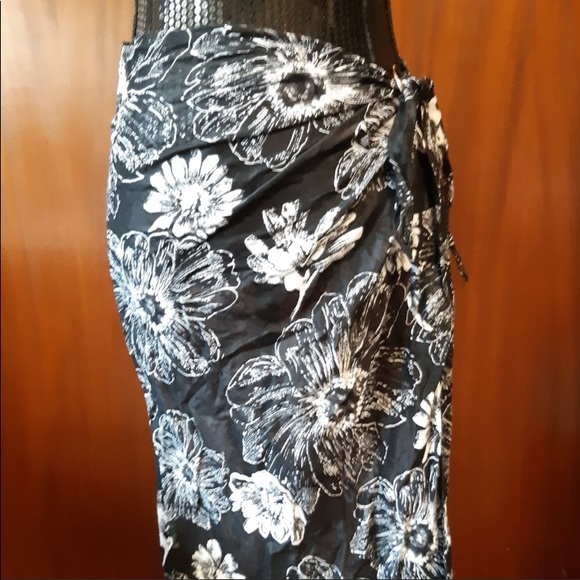 Black & White Floral Sarong O/S